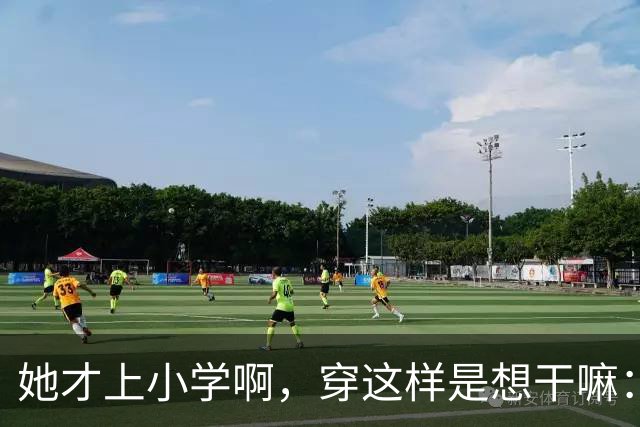 她才上小学啊，穿这样是想干嘛：一条阔腿裤，撕开了多少家长的体面